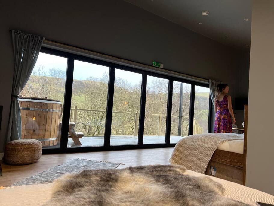 Luxury Lodge In The Treetops Llanbrynmair Bagian luar foto