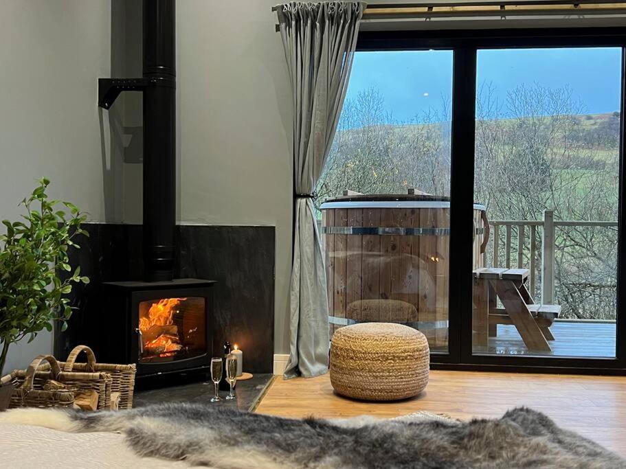 Luxury Lodge In The Treetops Llanbrynmair Bagian luar foto