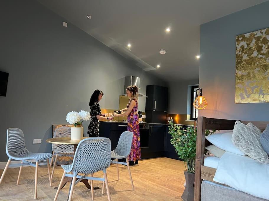 Luxury Lodge In The Treetops Llanbrynmair Bagian luar foto