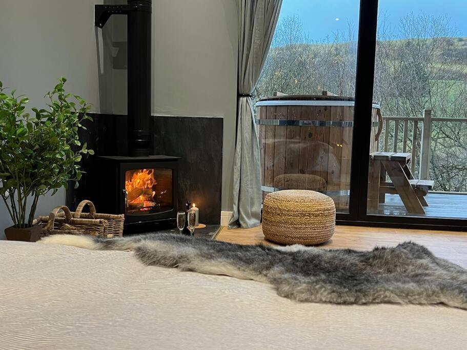 Luxury Lodge In The Treetops Llanbrynmair Bagian luar foto