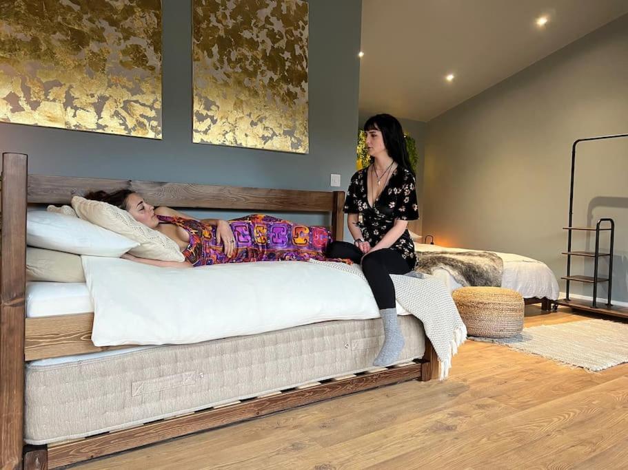 Luxury Lodge In The Treetops Llanbrynmair Bagian luar foto
