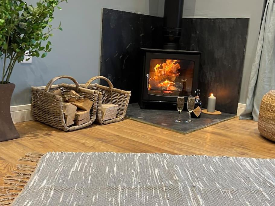 Luxury Lodge In The Treetops Llanbrynmair Bagian luar foto