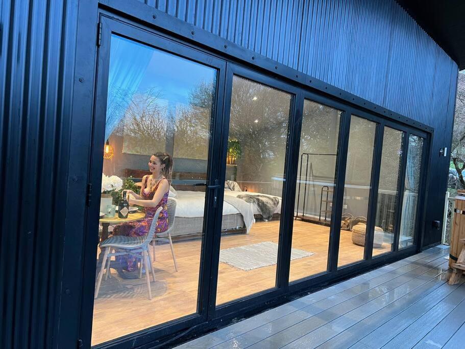 Luxury Lodge In The Treetops Llanbrynmair Bagian luar foto